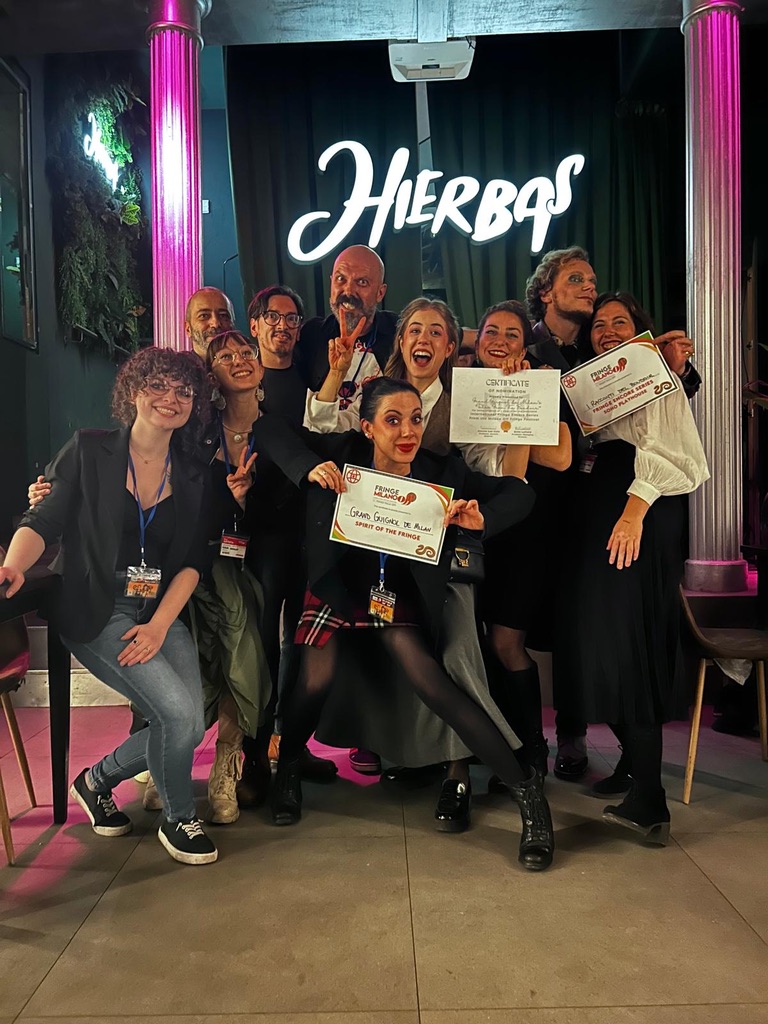 La compagnia riunita dopo una premiazione