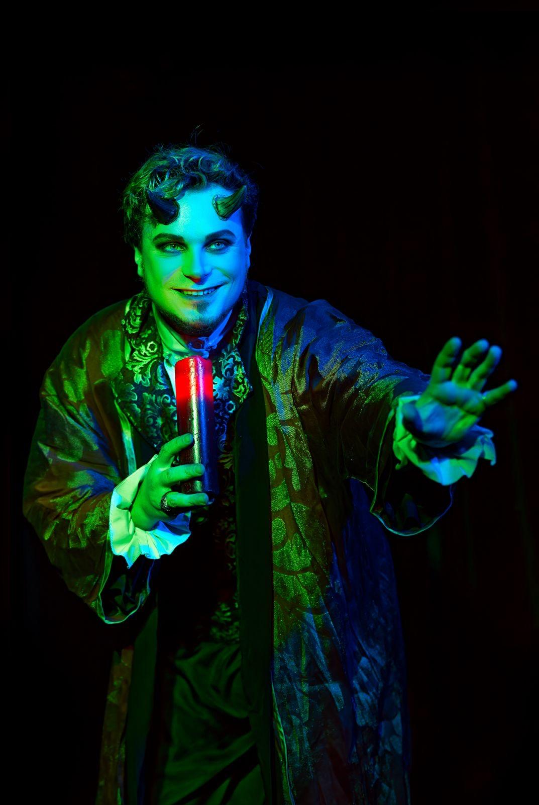 Gianfilippo Maria Falsina Lamberti in scena nei panni di un demone