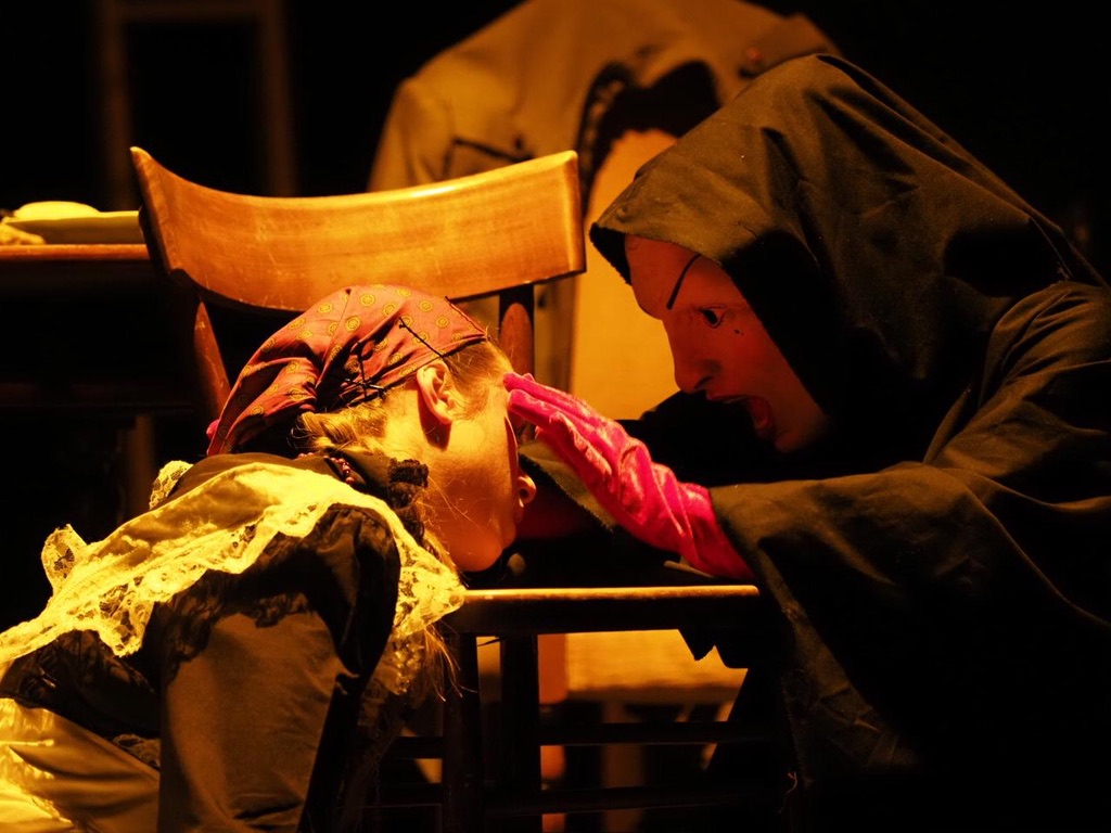 Scena di teatro dell’orrore con una figura mascherata